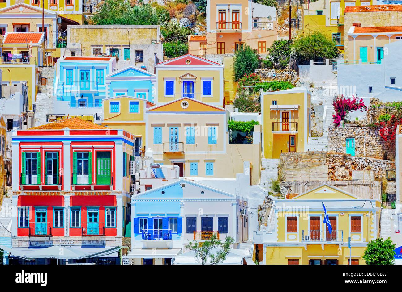 Maisons colorées, île de Symi, îles du Dodécanèse, Grèce Banque D'Images