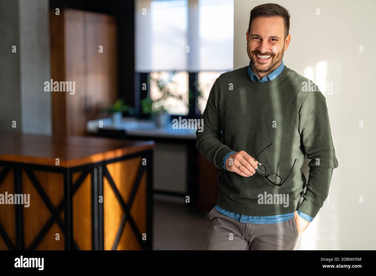 Heureux homme millénaire beau regardant dans la distance, rêvant méditant visualisant l'avenir Banque D'Images