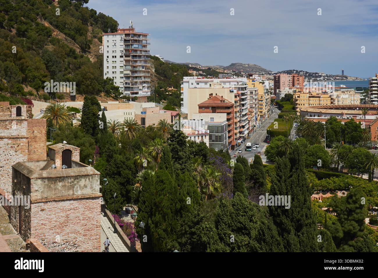 Vues de l'Alcazaba montrant la Coracha, Paseo de Reding et les arènes de Malagueta avec la mer. Banque D'Images