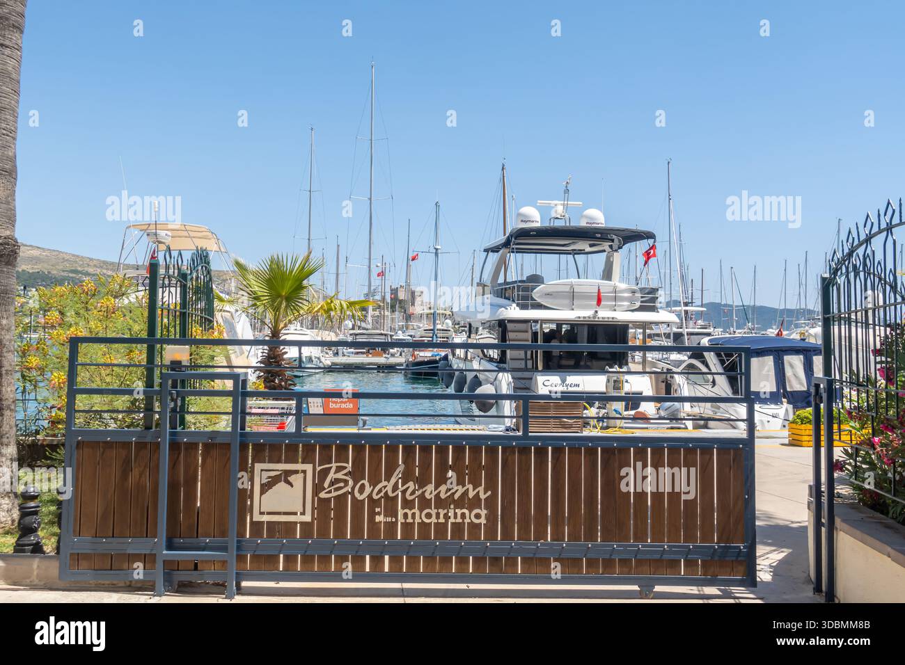 L'entrée de la marina de Bodrum à Bodrum, en Turquie, avec des yachts en arrière-plan. Banque D'Images