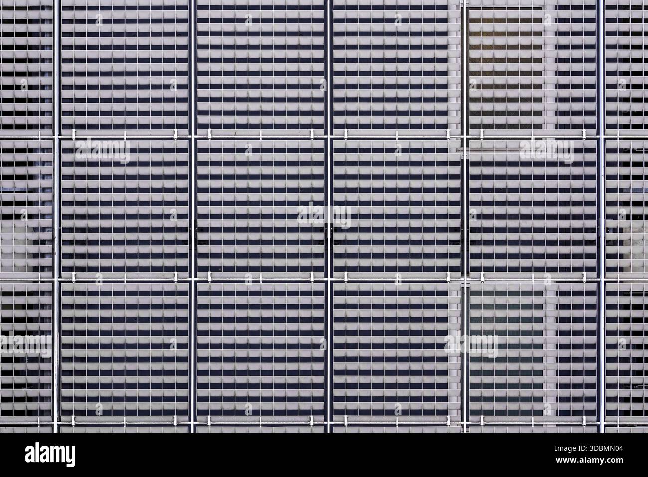 Précision géométrique : harmonie architecturale. Un détail de construction du parking du centre de recherche et d'innovation BMW Group à Munich, en Allemagne, met en valeur la façade avec sa grille d'éléments métalliques. La structure répétitive combine une ventilation fonctionnelle avec un langage de conception précis, reflétant la quête d'ordre, d'efficacité et d'innovation de BMW. Banque D'Images