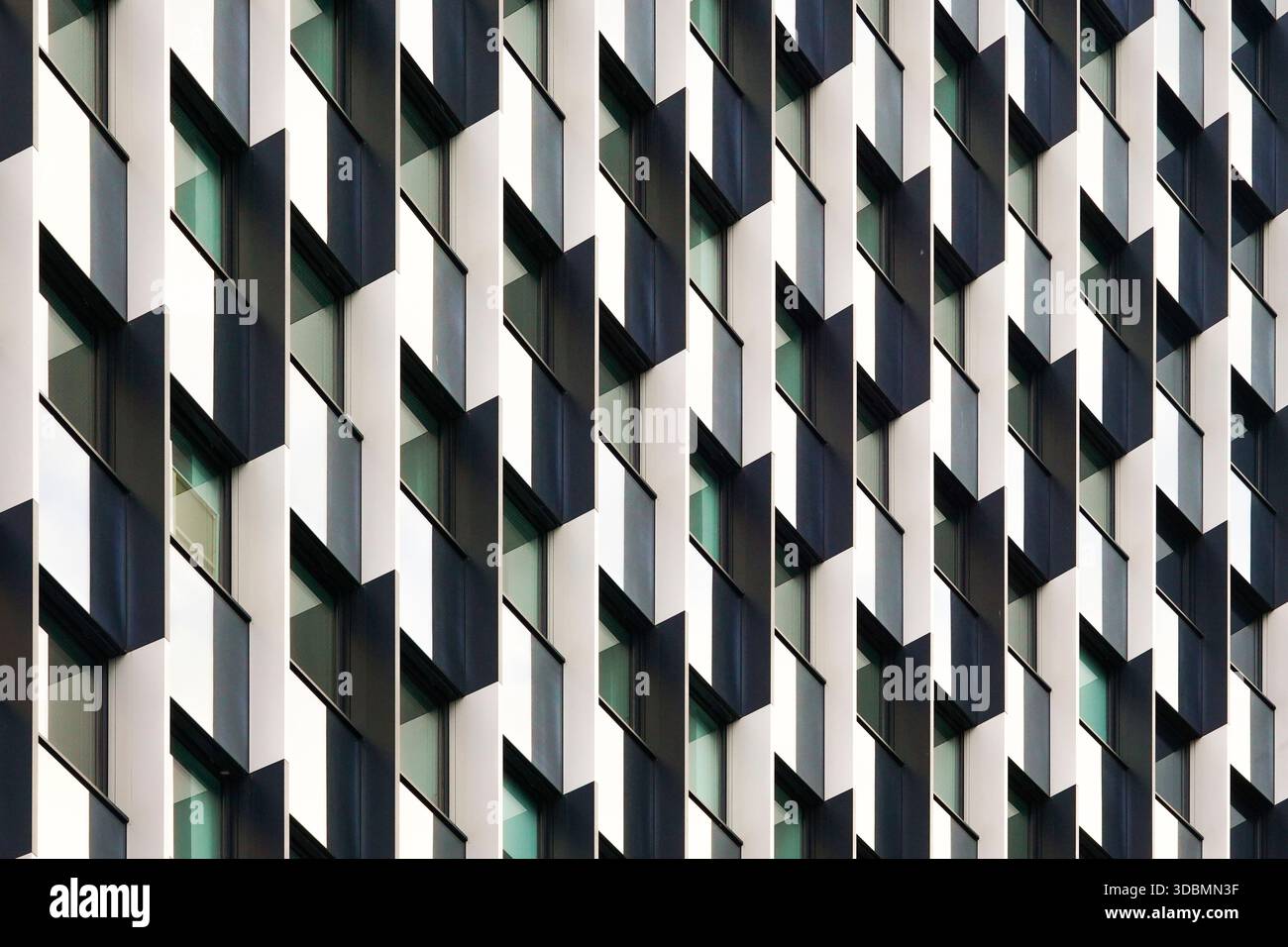 Styria Media Center détail de façade, Graz, Autriche, gratte-ciel noir et blanc avec éléments de fenêtre géométriques conçus par GS Architects. Banque D'Images