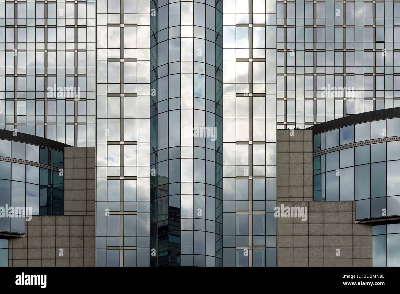 Bruxelles, Belgique, détail de façade du Parlement européen, bâtiment Paul-Henri Spaak, structure en verre, reflets nuages, design symétrique Banque D'Images