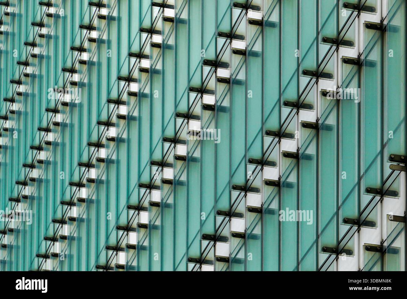 Bruxelles, Belgique, détail de la façade du bâtiment Charlemagne, Commission européenne, siège de la Direction générale, conçu par Jacques cuisinier, façade en verre, structure diagonale, architecture européenne moderne Banque D'Images