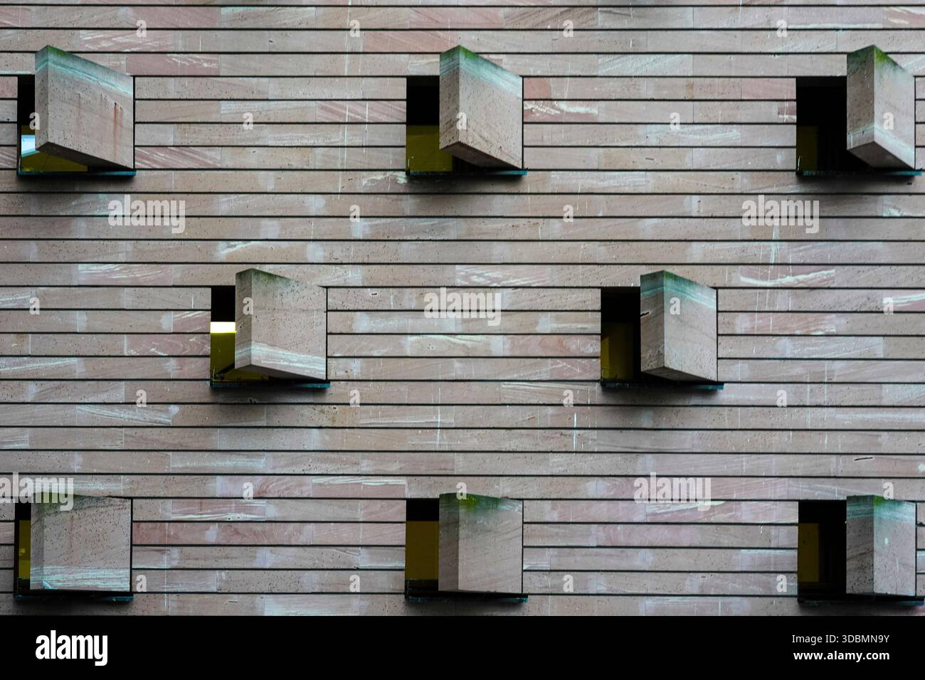 Détail de façade du Historisches Museum (Musée historique) à Francfort, Allemagne, revêtement en pierre rectangulaire avec des éléments de fenêtre en forme de boîte qui créent un motif géométrique frappant, Banque D'Images