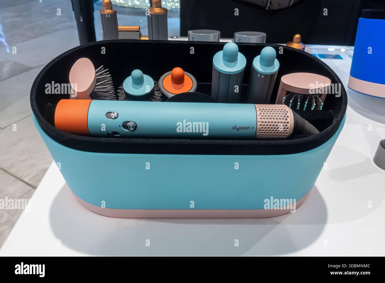 Dyson Airwrap Multi-styler complet long dans l'édition limitée de l'outil de cheveux de coloris Ceramic Pop sur l'affichage dans le magasin de détail Banque D'Images