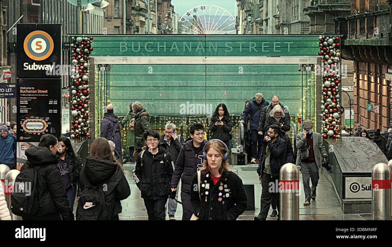 Glasgow, Écosse, Royaume-Uni. 17 décembre 2025. Météo britannique : pluie alors que les habitants et les touristes luttaient dans le centre-ville. Crédit Gerard Ferry/Alamy Live News Banque D'Images