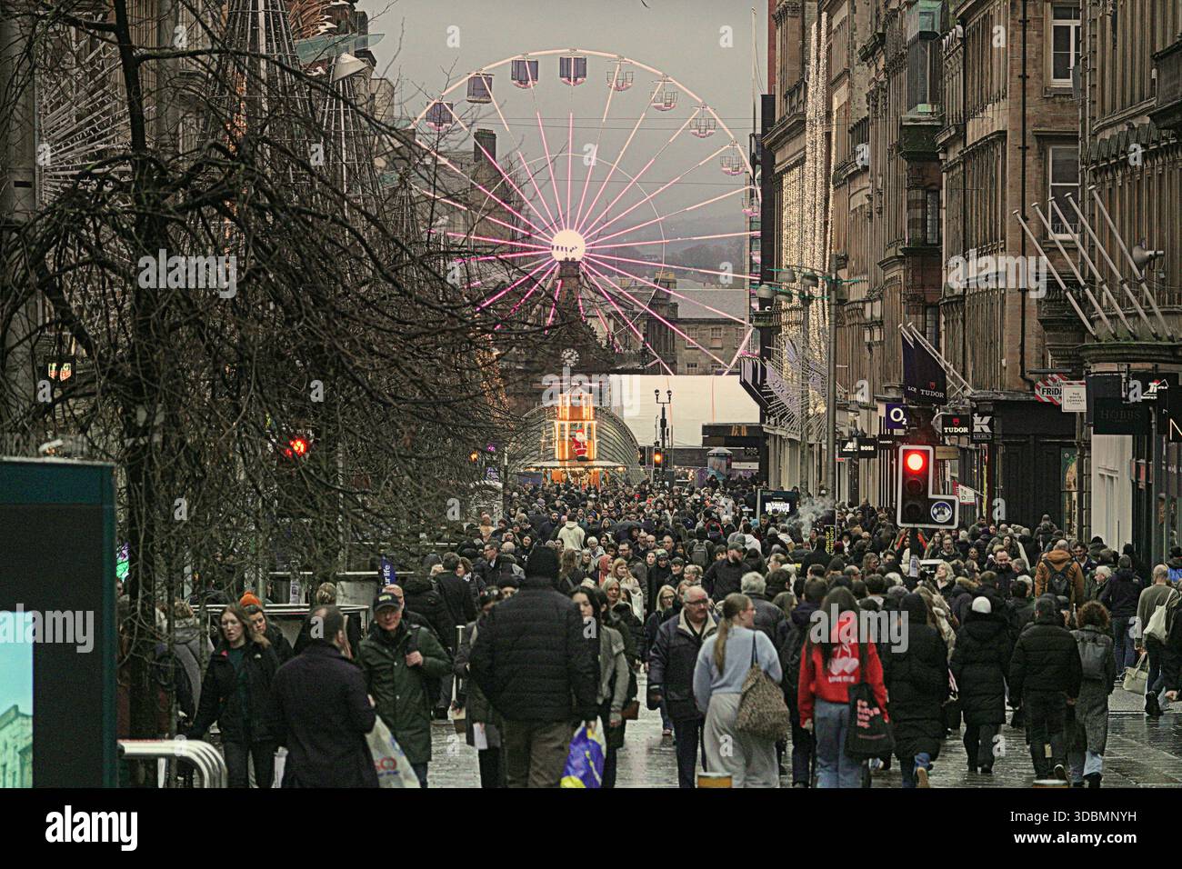 Glasgow, Écosse, Royaume-Uni. 17 décembre 2025. Météo britannique : pluie alors que les habitants et les touristes luttaient dans le centre-ville. Crédit Gerard Ferry/Alamy Live News Banque D'Images