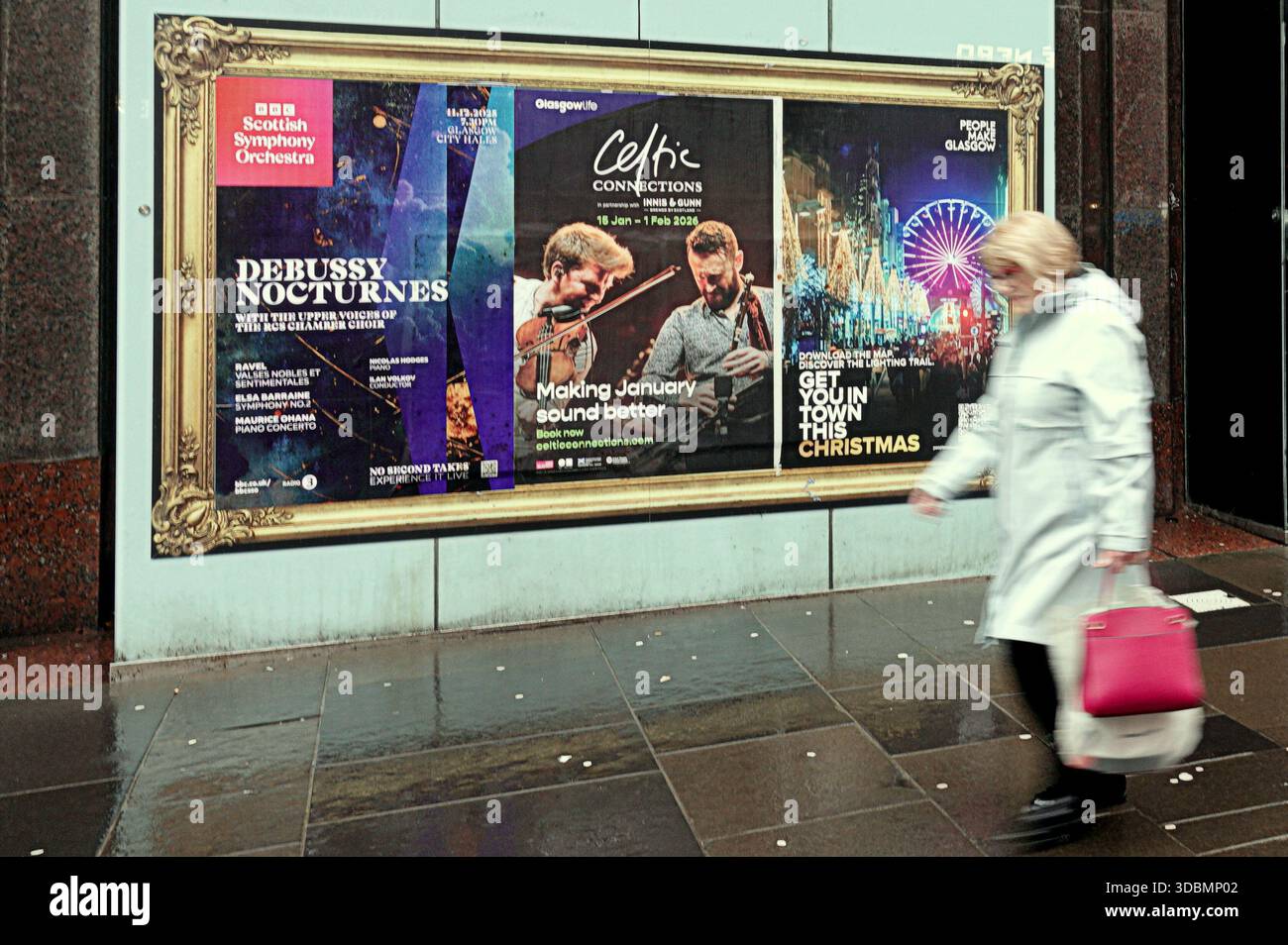 Glasgow, Écosse, Royaume-Uni. 17 décembre 2025. Météo britannique : pluie alors que les habitants et les touristes luttaient dans le centre-ville. Crédit Gerard Ferry/Alamy Live News Banque D'Images