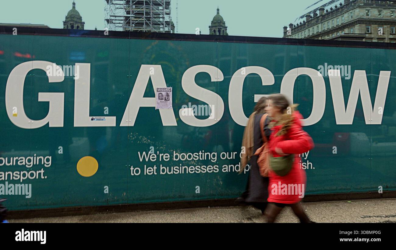Glasgow, Écosse, Royaume-Uni. 17 décembre 2025. Météo britannique : pluie alors que les habitants et les touristes luttaient dans le centre-ville. Crédit Gerard Ferry/Alamy Live News Banque D'Images