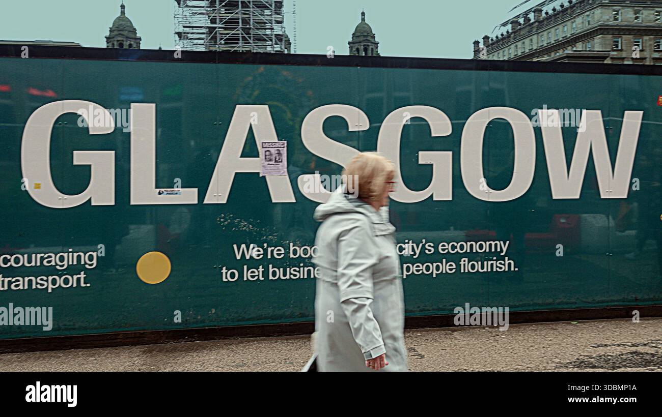 Glasgow, Écosse, Royaume-Uni. 17 décembre 2025. Météo britannique : pluie alors que les habitants et les touristes luttaient dans le centre-ville. Crédit Gerard Ferry/Alamy Live News Banque D'Images