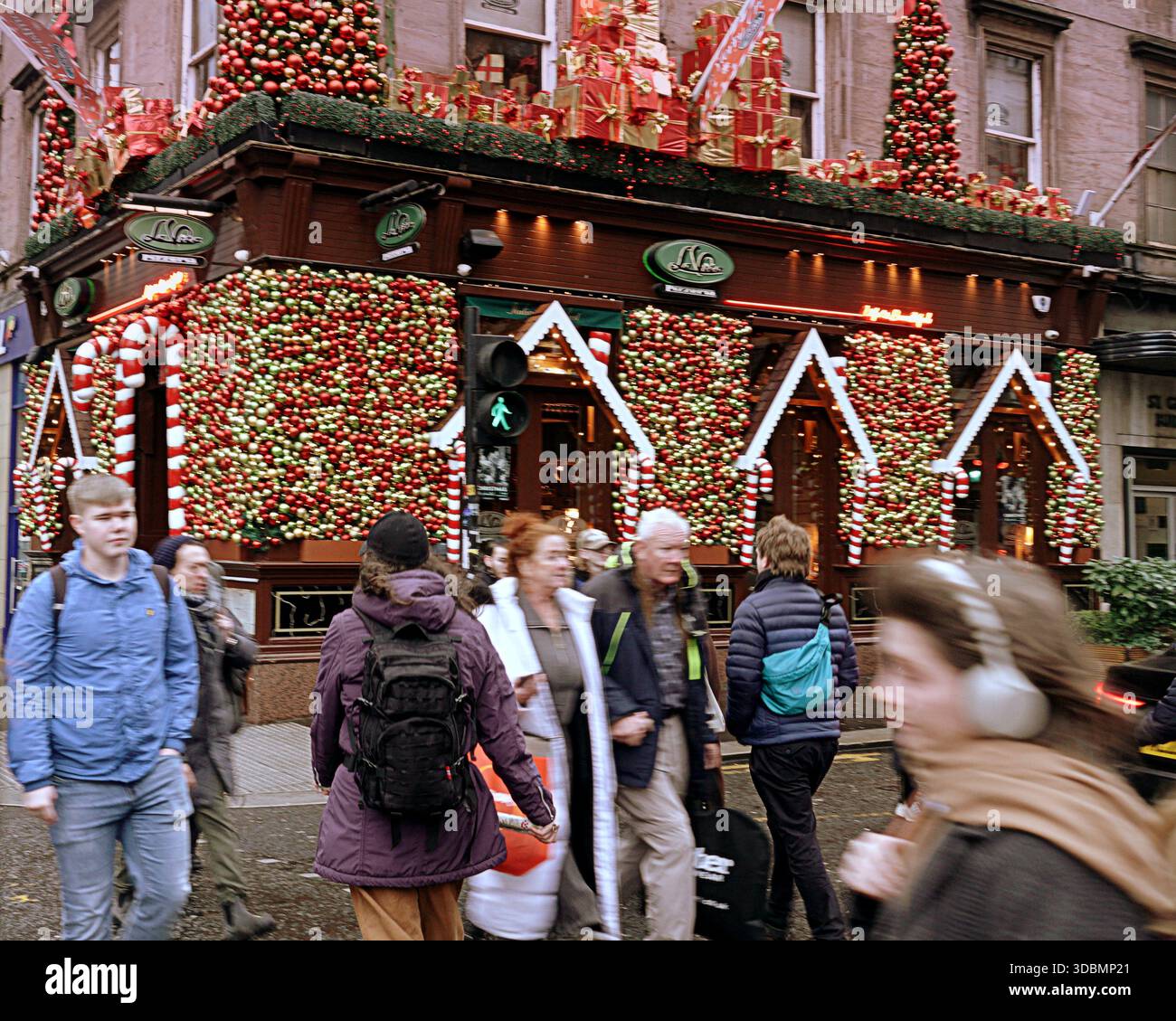 Glasgow, Écosse, Royaume-Uni. 17 décembre 2025. Météo britannique : pluie alors que les habitants et les touristes luttaient dans le centre-ville. Crédit Gerard Ferry/Alamy Live News Banque D'Images