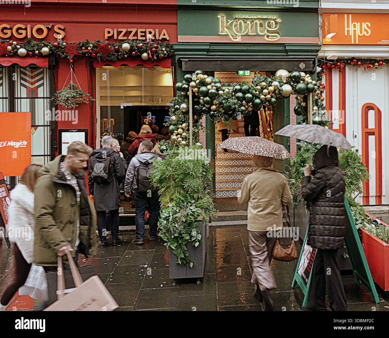 Glasgow, Écosse, Royaume-Uni. 17 décembre 2025. Météo britannique : pluie alors que les habitants et les touristes luttaient dans le centre-ville. Crédit Gerard Ferry/Alamy Live News Banque D'Images