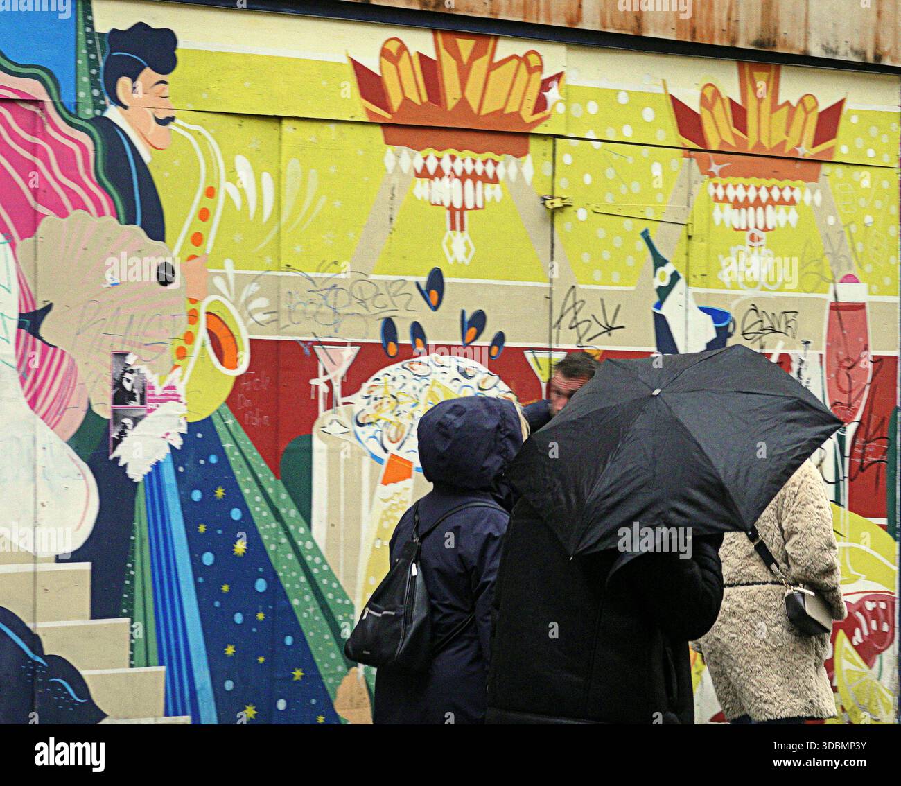 Glasgow, Écosse, Royaume-Uni. 17 décembre 2025. Météo britannique : pluie alors que les habitants et les touristes luttaient dans le centre-ville. Crédit Gerard Ferry/Alamy Live News Banque D'Images