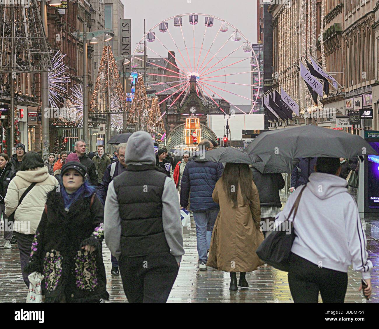 Glasgow, Écosse, Royaume-Uni. 17 décembre 2025. Météo britannique : pluie alors que les habitants et les touristes luttaient dans le centre-ville. Crédit Gerard Ferry/Alamy Live News Banque D'Images
