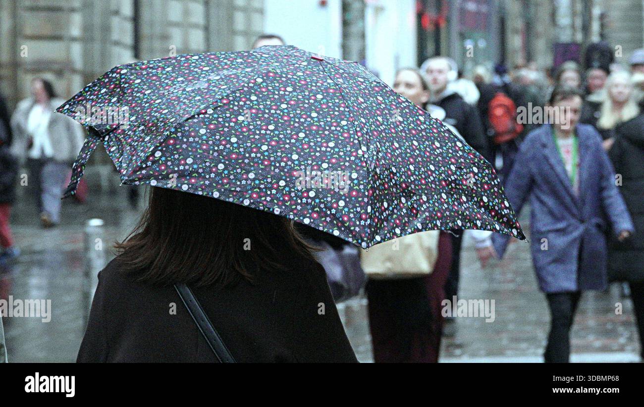 Glasgow, Écosse, Royaume-Uni. 17 décembre 2025. Météo britannique : pluie alors que les habitants et les touristes luttaient dans le centre-ville. Crédit Gerard Ferry/Alamy Live News Banque D'Images