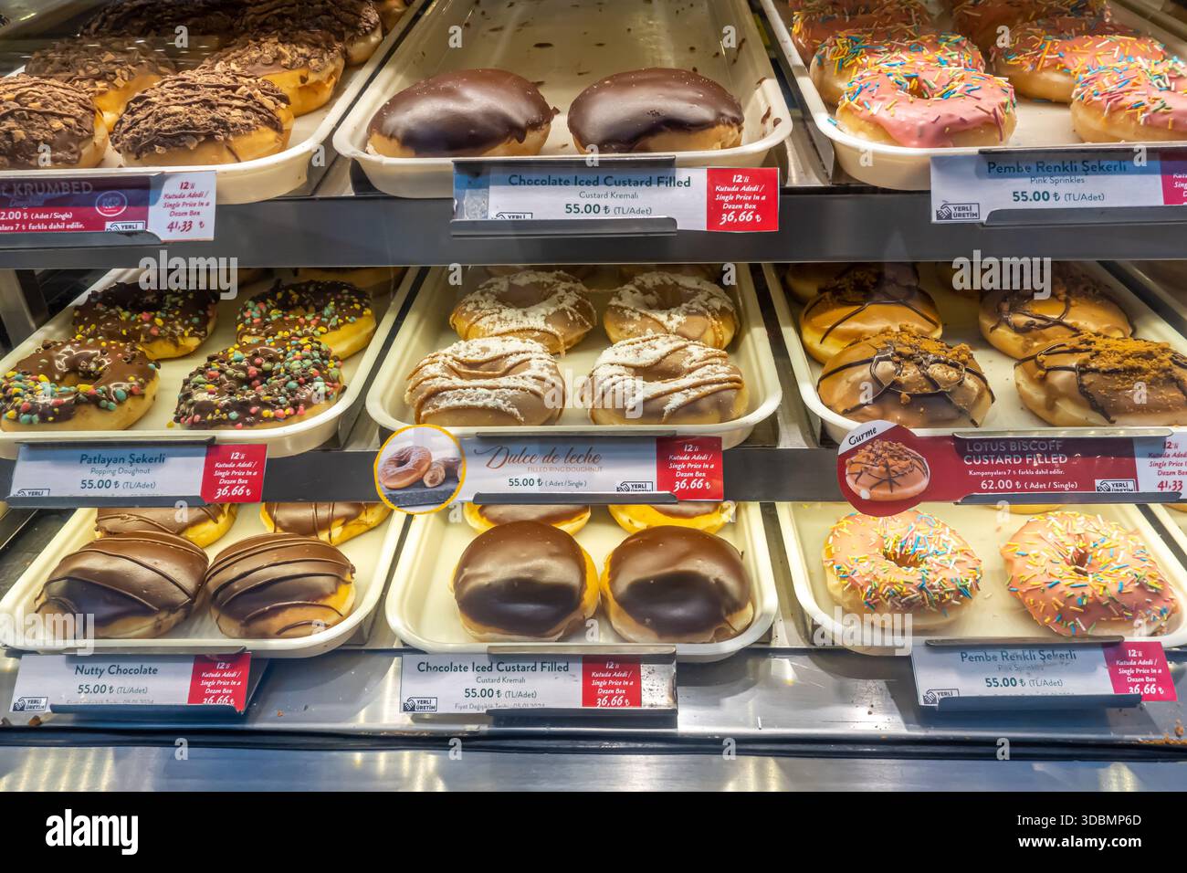 Divers beignets dans une vitrine de boulangerie, boutique Krispy Kreme. , Istanbul, Turquie Banque D'Images