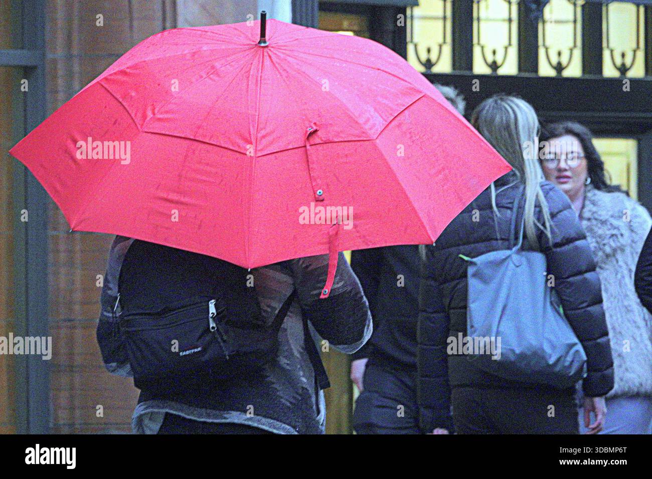 Glasgow, Écosse, Royaume-Uni. 17 décembre 2025. Météo britannique : pluie alors que les habitants et les touristes luttaient dans le centre-ville. Crédit Gerard Ferry/Alamy Live News Banque D'Images