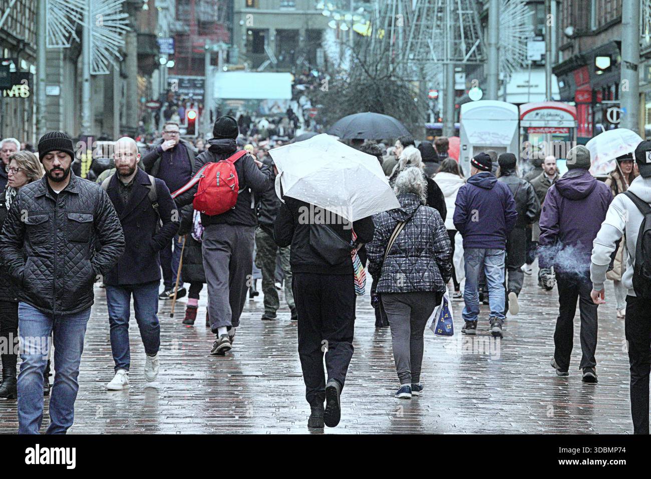 Glasgow, Écosse, Royaume-Uni. 17 décembre 2025. Météo britannique : pluie alors que les habitants et les touristes luttaient dans le centre-ville. Crédit Gerard Ferry/Alamy Live News Banque D'Images