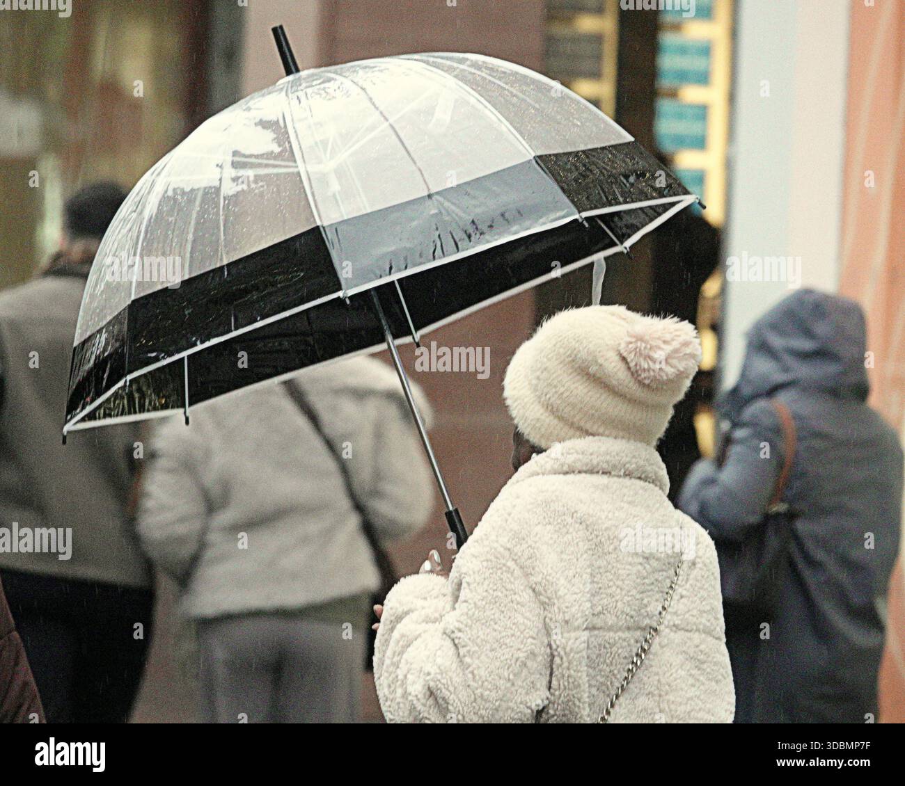 Glasgow, Écosse, Royaume-Uni. 17 décembre 2025. Météo britannique : pluie alors que les habitants et les touristes luttaient dans le centre-ville. Crédit Gerard Ferry/Alamy Live News Banque D'Images