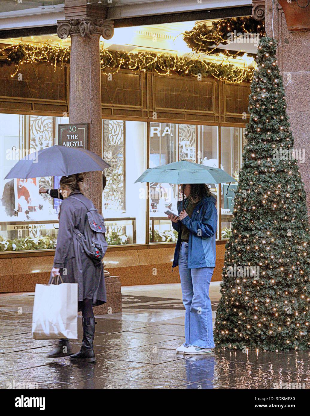Glasgow, Écosse, Royaume-Uni. 17 décembre 2025. Météo britannique : pluie alors que les habitants et les touristes luttaient dans le centre-ville. Crédit Gerard Ferry/Alamy Live News Banque D'Images