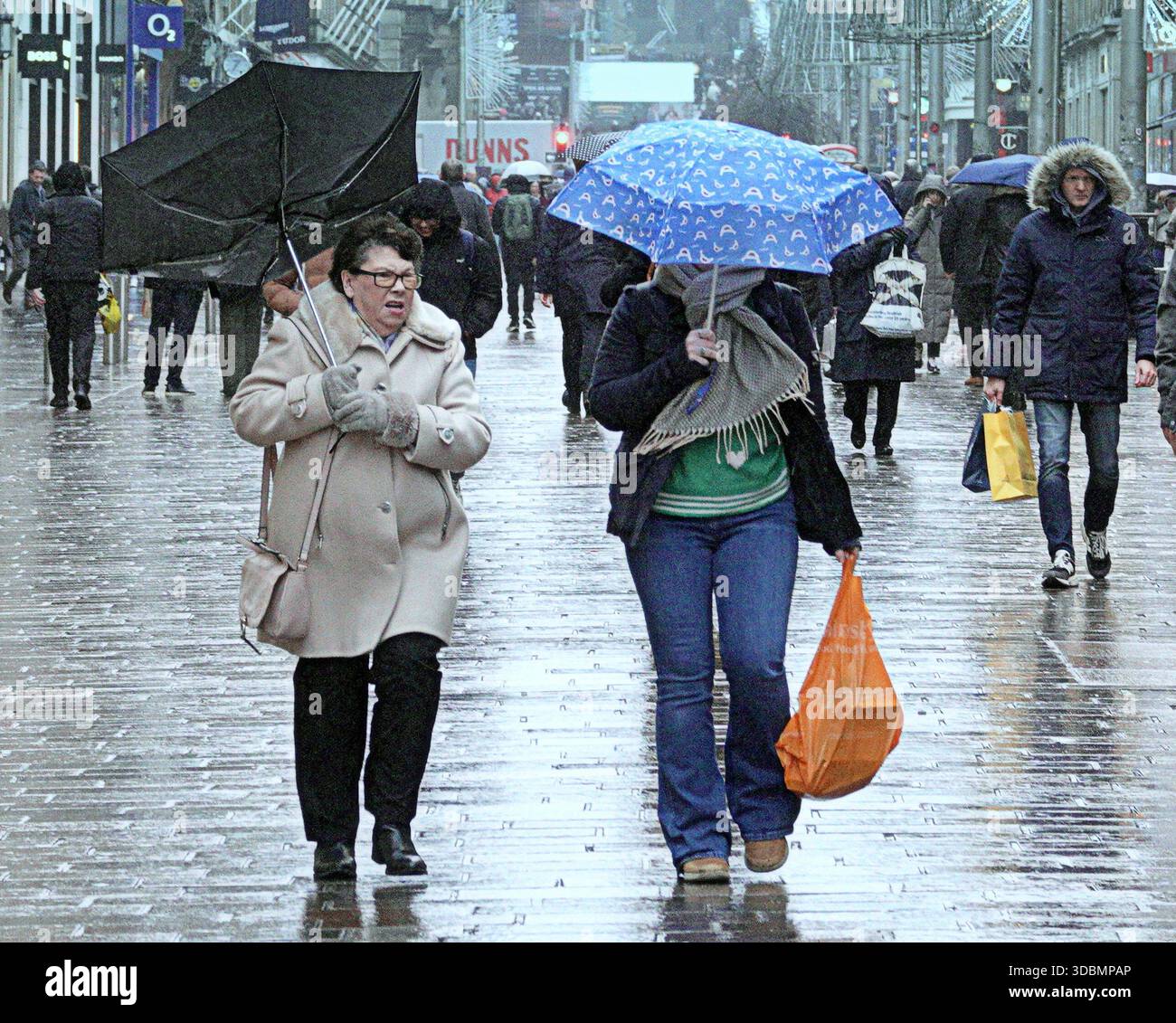 Glasgow, Écosse, Royaume-Uni. 17 décembre 2025. Météo britannique : pluie alors que les habitants et les touristes luttaient dans le centre-ville. Crédit Gerard Ferry/Alamy Live News Banque D'Images