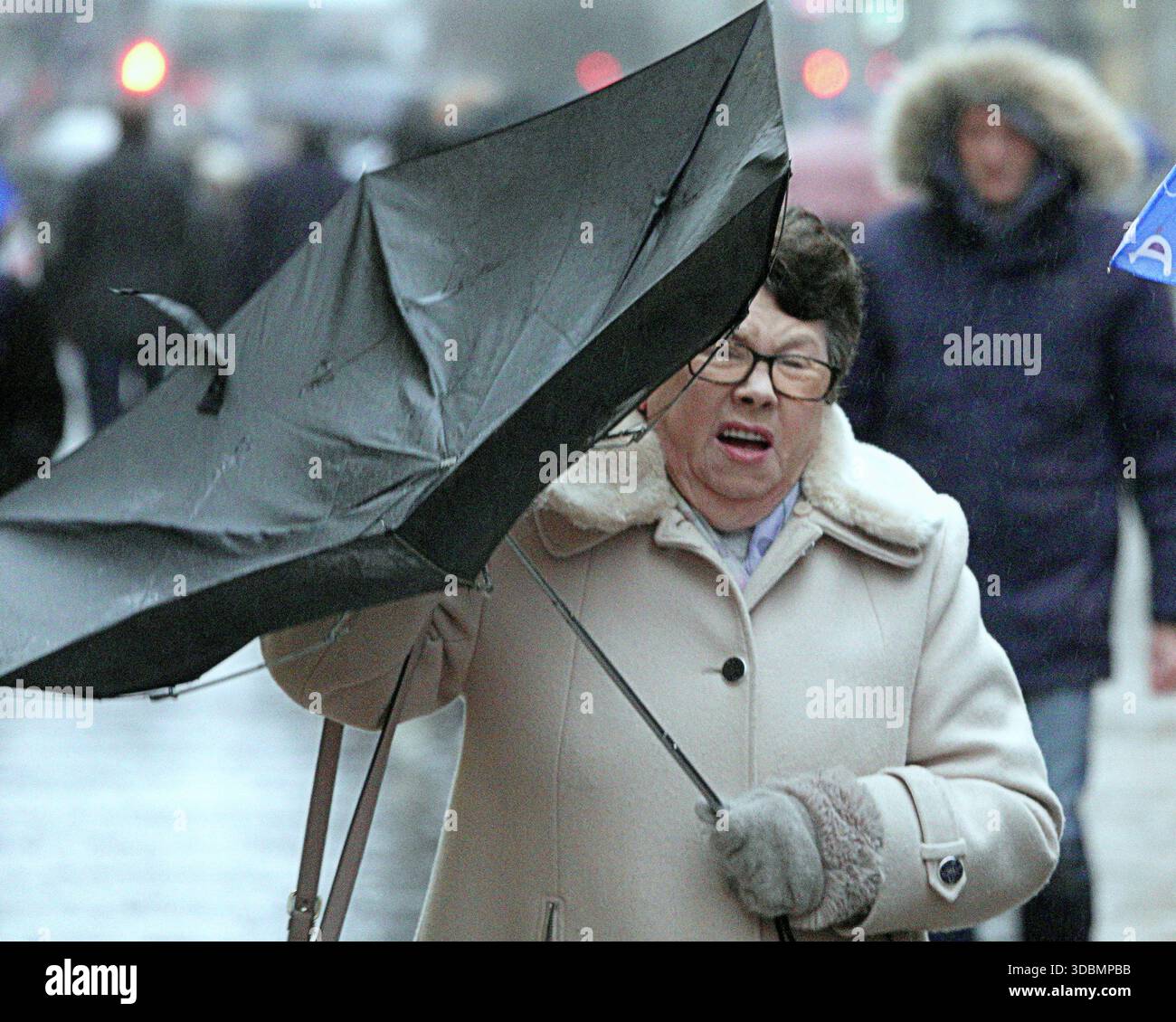 Glasgow, Écosse, Royaume-Uni. 17 décembre 2025. Météo britannique : pluie alors que les habitants et les touristes luttaient dans le centre-ville. Crédit Gerard Ferry/Alamy Live News Banque D'Images