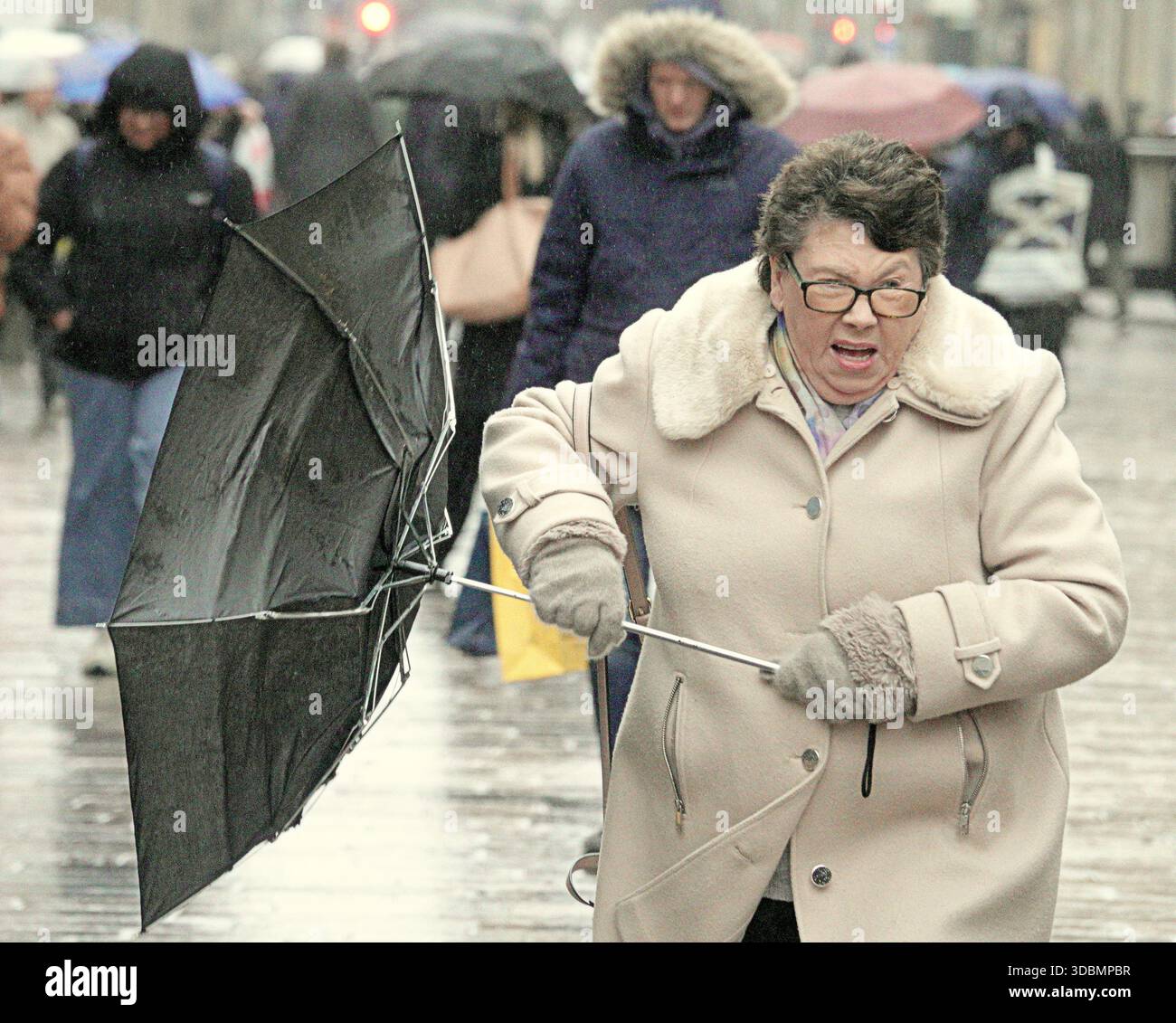 Glasgow, Écosse, Royaume-Uni. 17 décembre 2025. Météo britannique : pluie alors que les habitants et les touristes luttaient dans le centre-ville. Crédit Gerard Ferry/Alamy Live News Banque D'Images