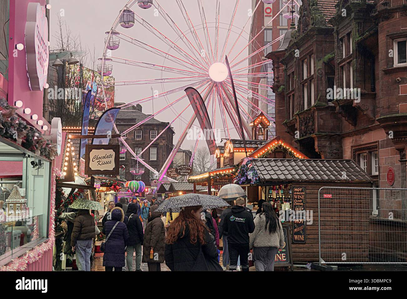 Glasgow, Écosse, Royaume-Uni. 17 décembre 2025. Météo britannique : pluie alors que les habitants et les touristes luttaient dans le centre-ville. Crédit Gerard Ferry/Alamy Live News Banque D'Images
