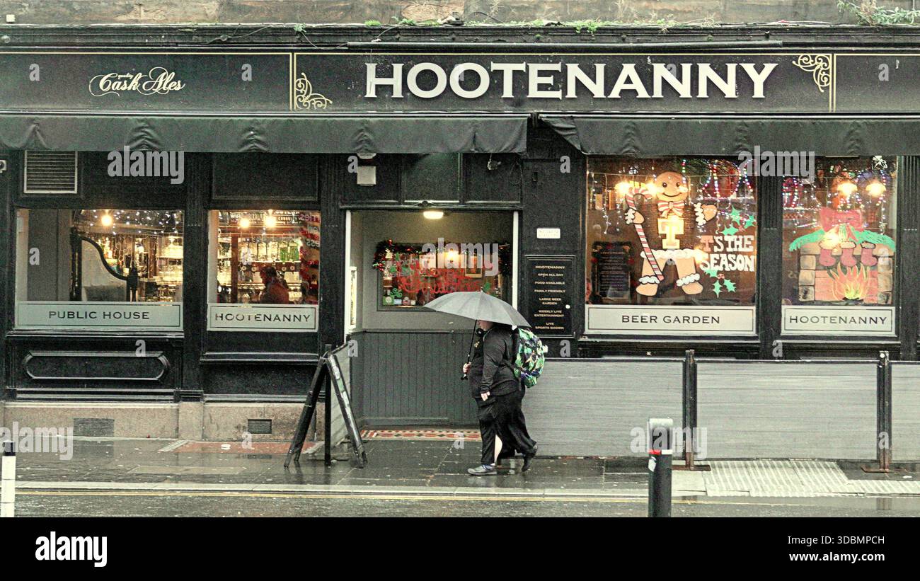 Glasgow, Écosse, Royaume-Uni. 17 décembre 2025. Météo britannique : pluie alors que les habitants et les touristes luttaient dans le centre-ville. Crédit Gerard Ferry/Alamy Live News Banque D'Images