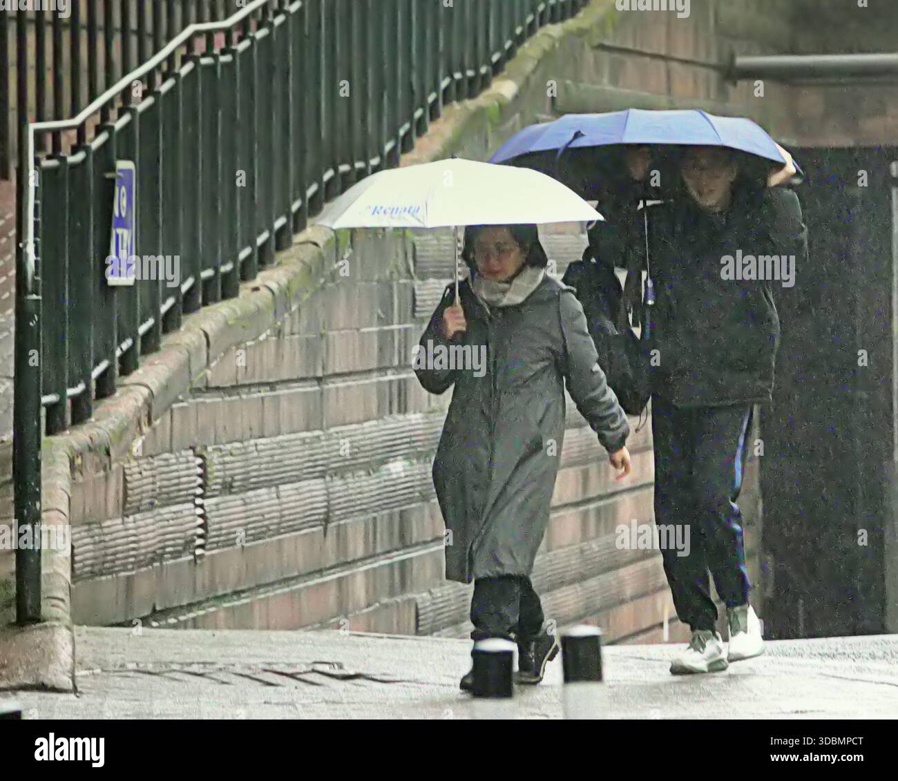 Glasgow, Écosse, Royaume-Uni. 17 décembre 2025. Météo britannique : pluie alors que les habitants et les touristes luttaient dans le centre-ville. Crédit Gerard Ferry/Alamy Live News Banque D'Images