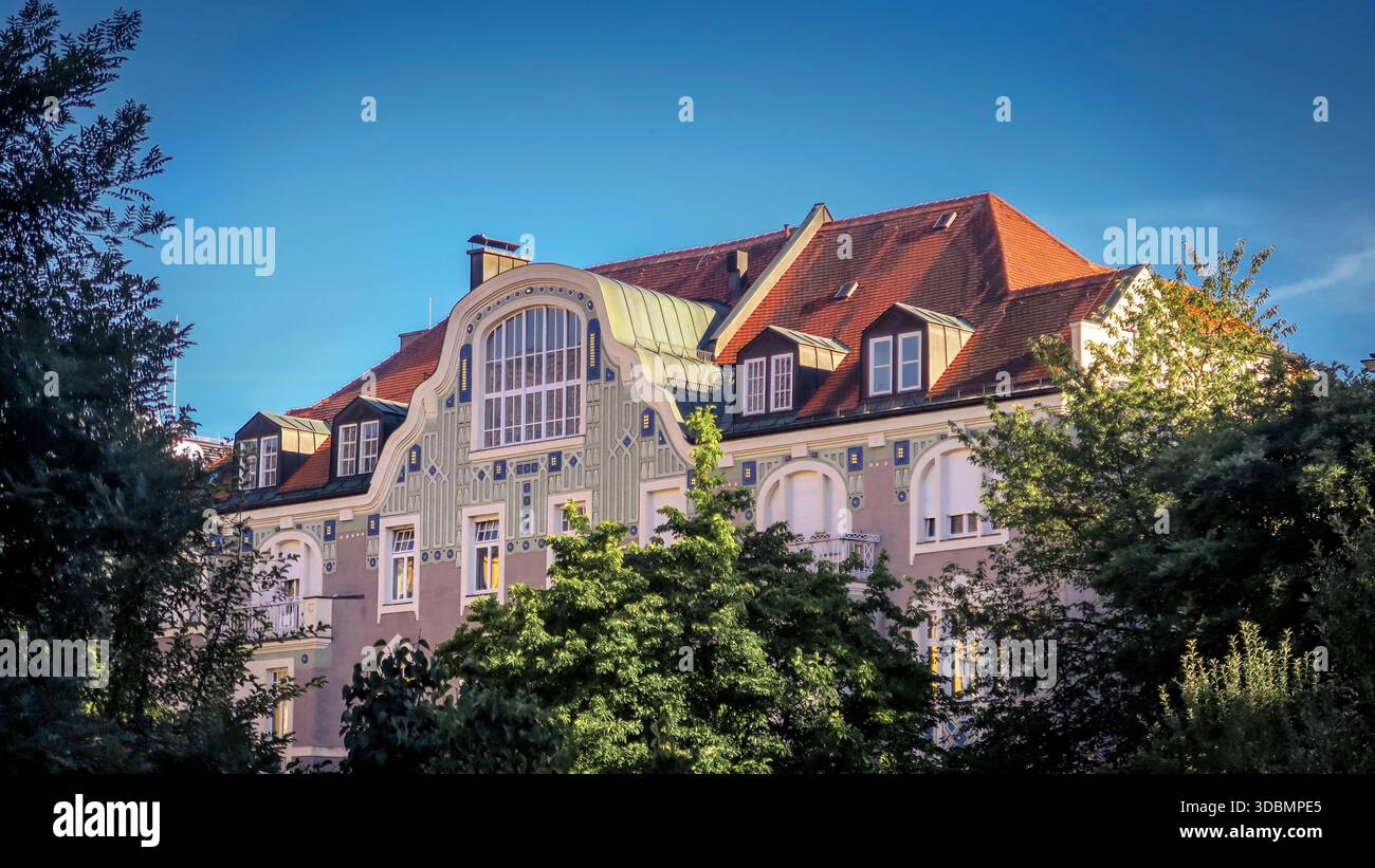 Bâtiment Art Nouveau avec une riche décoration en stuc et plâtre à Schwabing à Munich. Construit en 1904. Banque D'Images