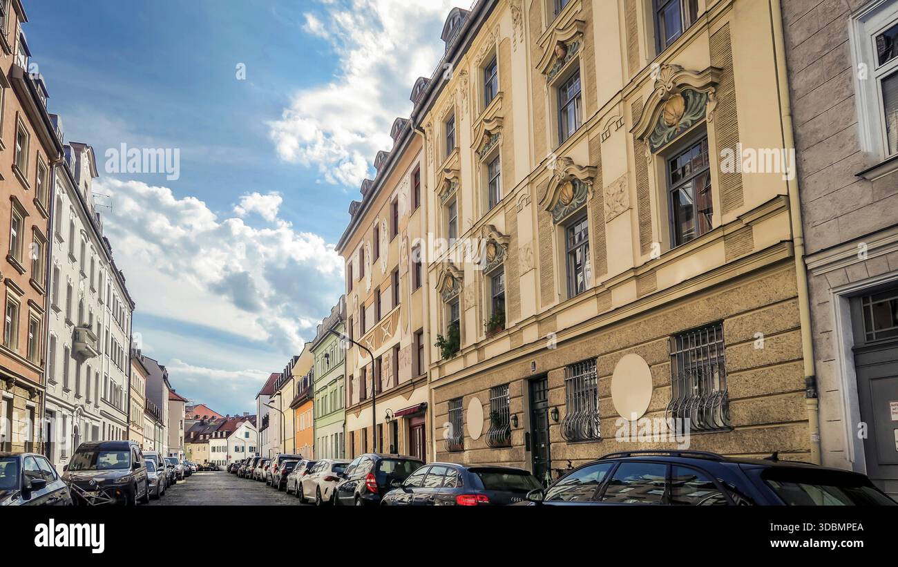 Rue typique de Giesing à Munich. Nouveau style baroque et jeunesse. Construit vers 1900. Banque D'Images