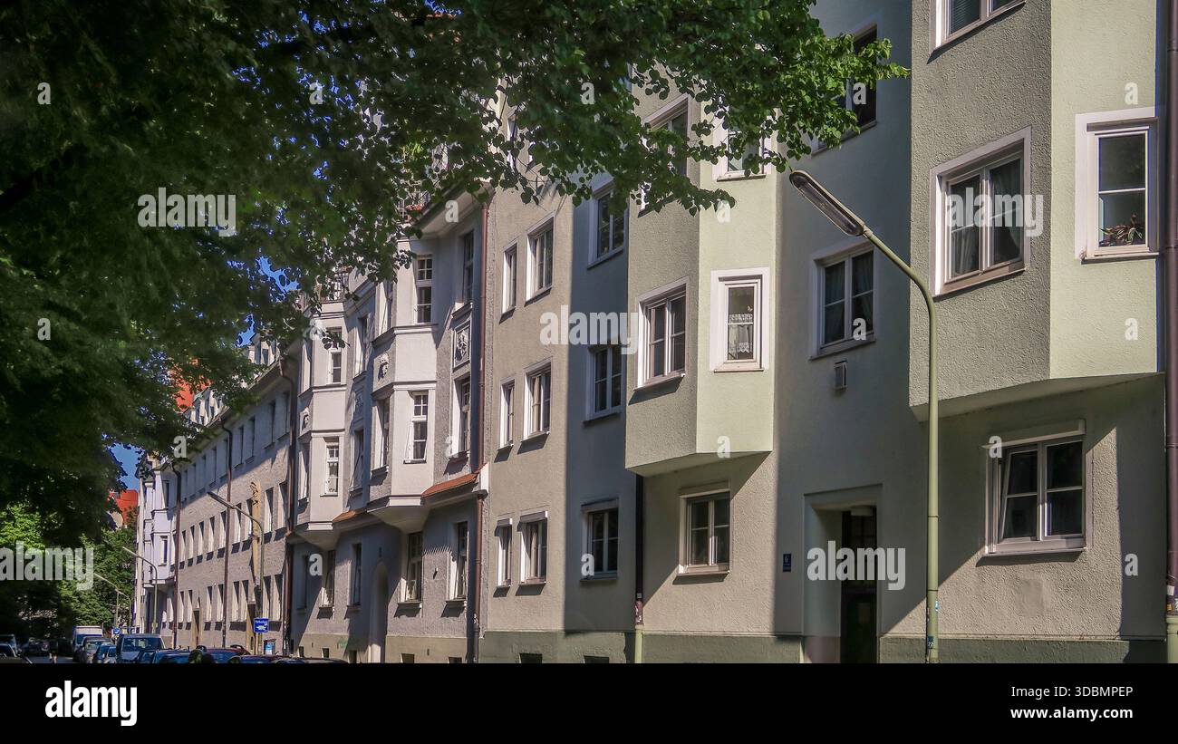 Rue typique avec immeubles d'appartements à Giesing à Munich. Banque D'Images