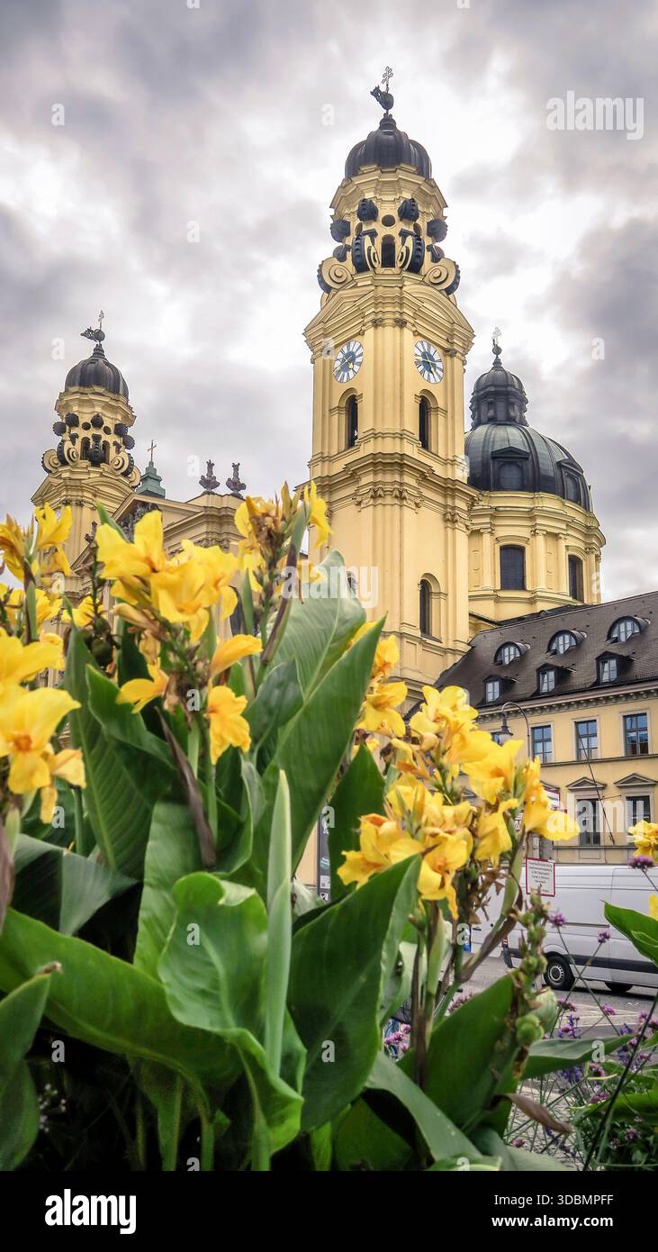 Église théatine baroque sur Odeonsplatz à Schwabing à Munich. Banque D'Images