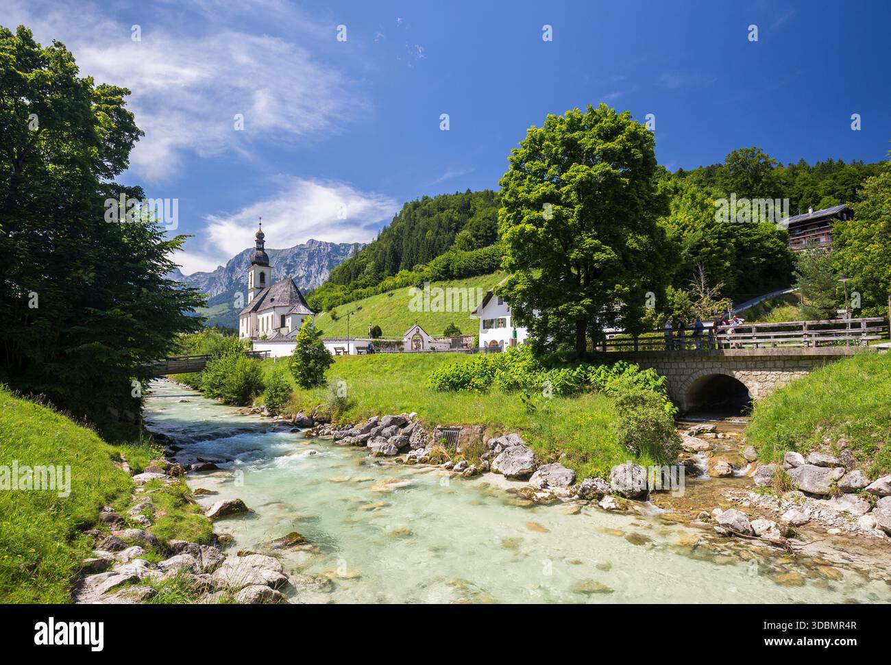 Église paroissiale de Sabastian sur le Ramsauer Ache vers Reiteralpe (2286 m), Ramsau BEI Berchtesgaden, Berchtesgadener Land, haute-Bavière, Bavière, Allemagne Banque D'Images