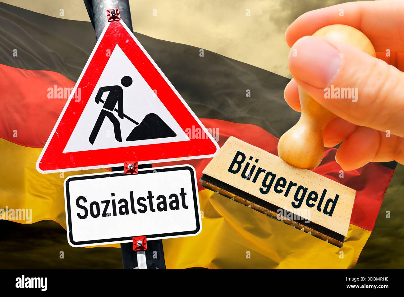 Panneau de chantier avec l'inscription Sozialstaat et main avec le timbre de revenu du citoyen devant le drapeau allemand, photo symbolique pour la restructuration du système social, photomontage Banque D'Images