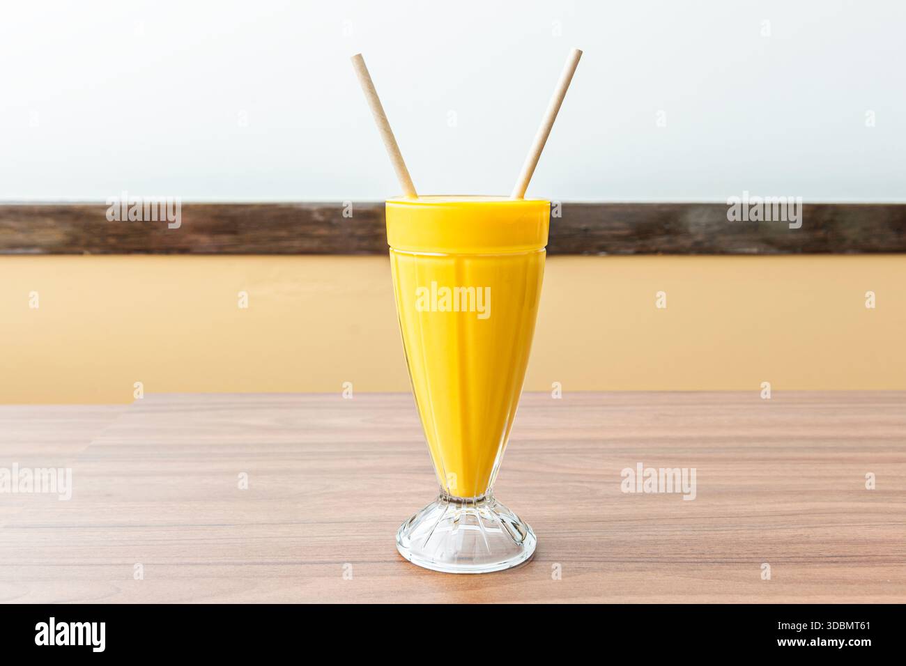 Un smoothie lassi à la mangue indienne typique dans un verre Banque D'Images