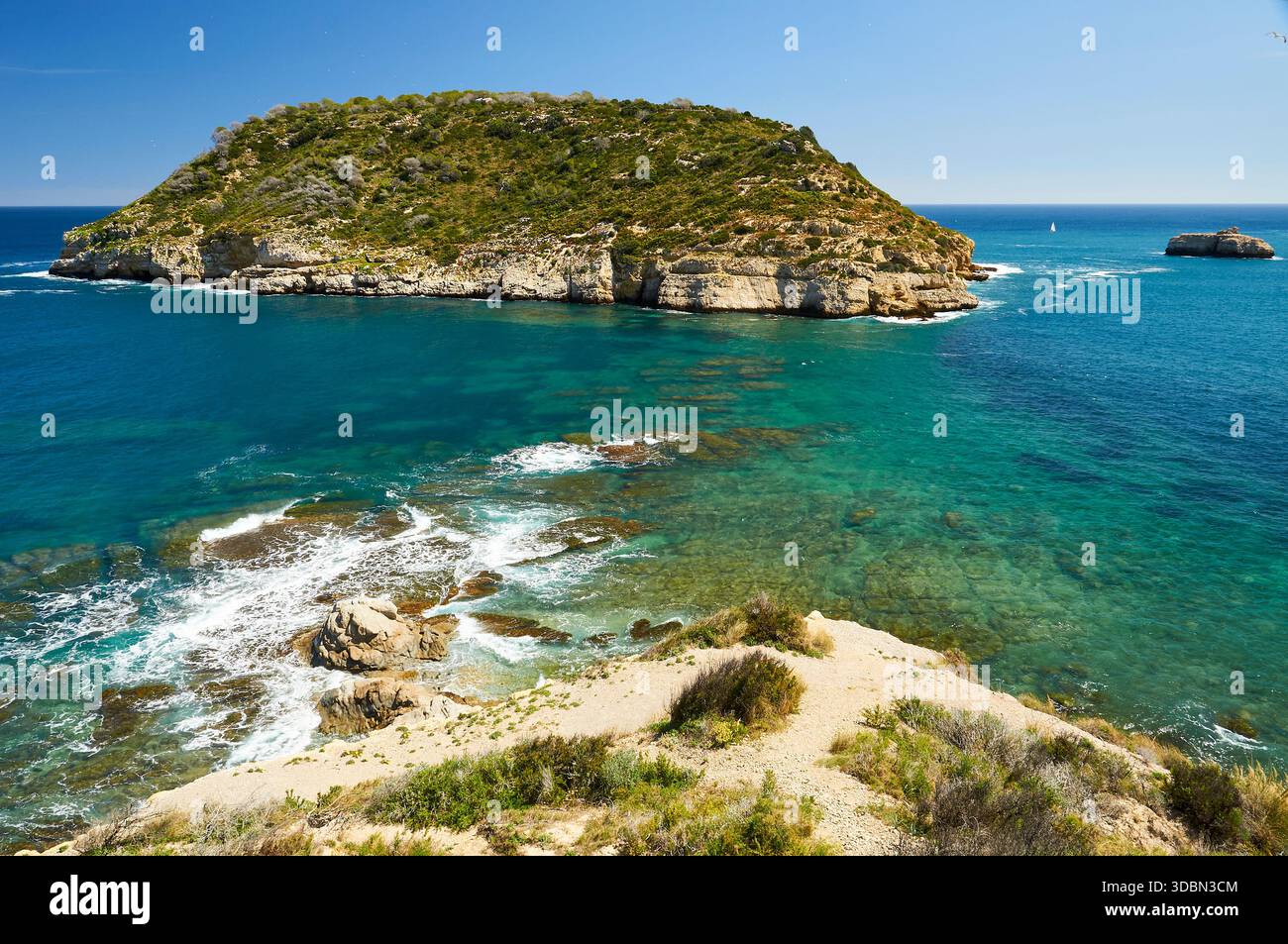 Isla del Portitxol île et vagues se brisant sur les rochers du point de vue Mirador del Portichol (Jávea, Marina Alta, Alicante, mer Méditerranée, Espagne) Banque D'Images