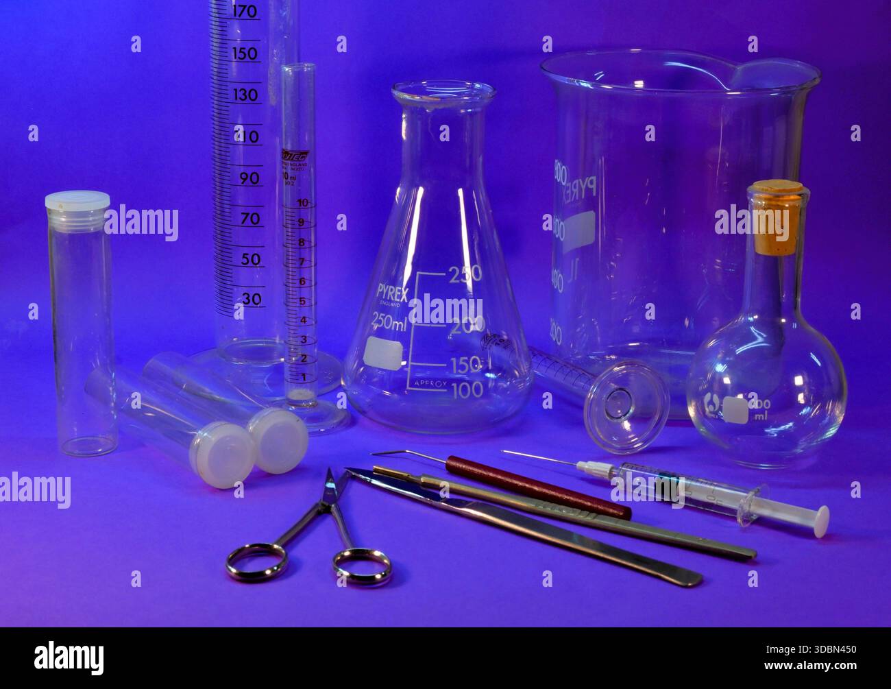 Appareils scientifiques/médicaux, y compris la verrerie, les éprouvettes graduées, les flacons, les instruments. Banque D'Images