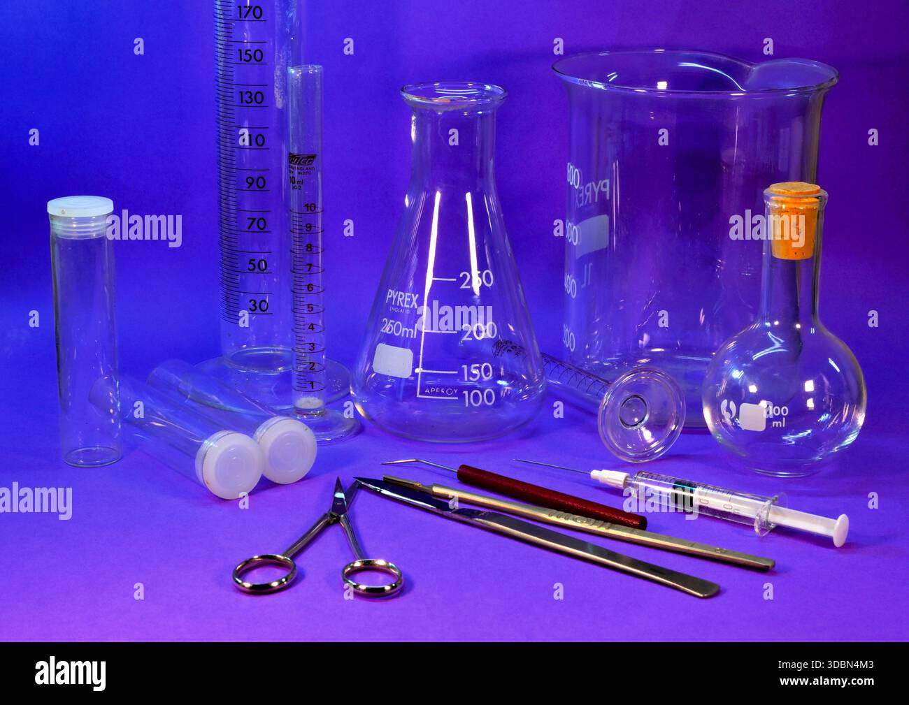 Appareils scientifiques/médicaux, y compris la verrerie, les éprouvettes graduées, les flacons, les instruments. Banque D'Images