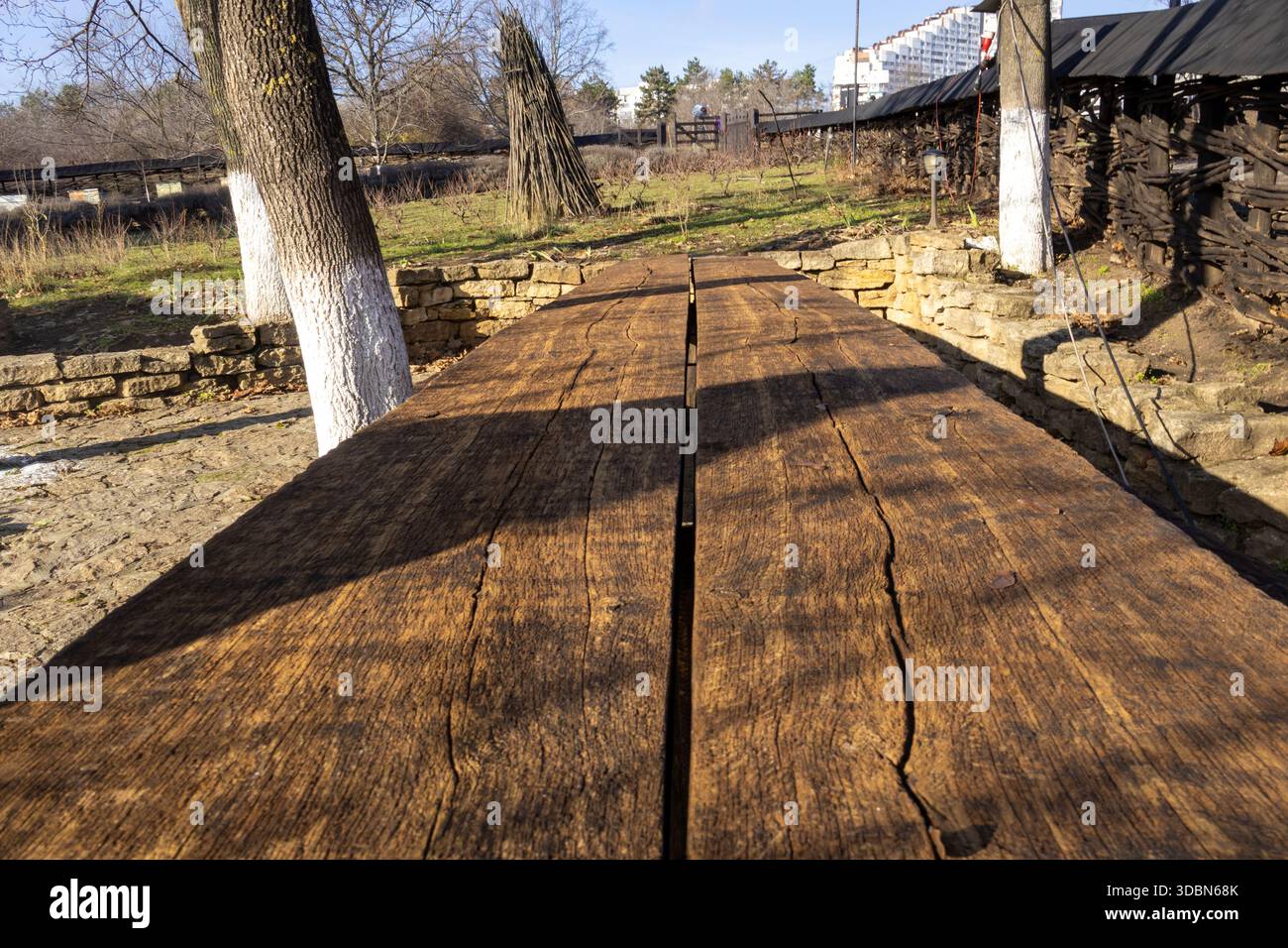 Table de pique-nique en bois vieilli en gros plan Banque D'Images