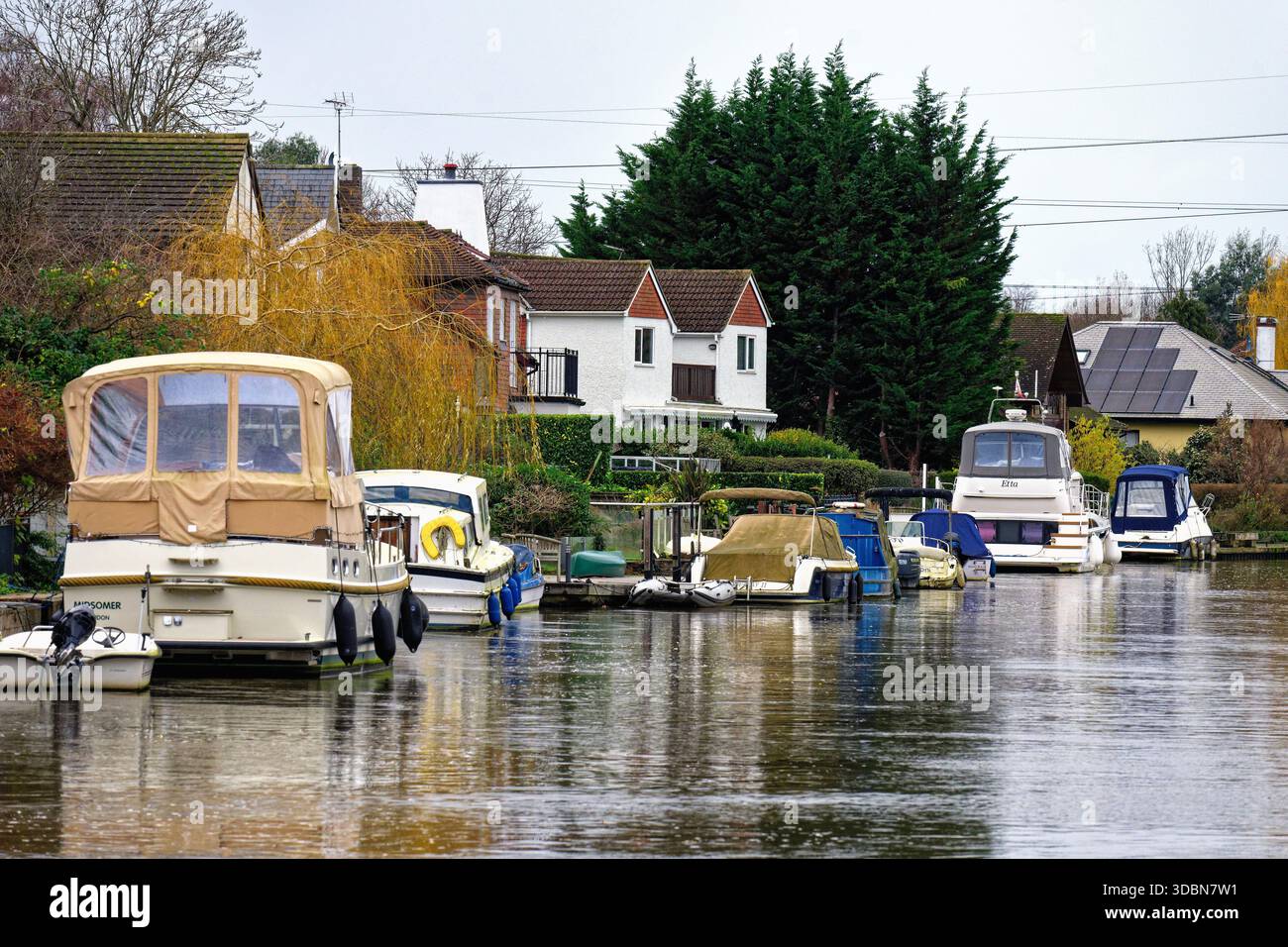 Maisons excusives au bord de la rivière à Hamm court Estate Weybridge sur un jour d'hiver sombre, Surrey Angleterre Royaume-Uni Banque D'Images