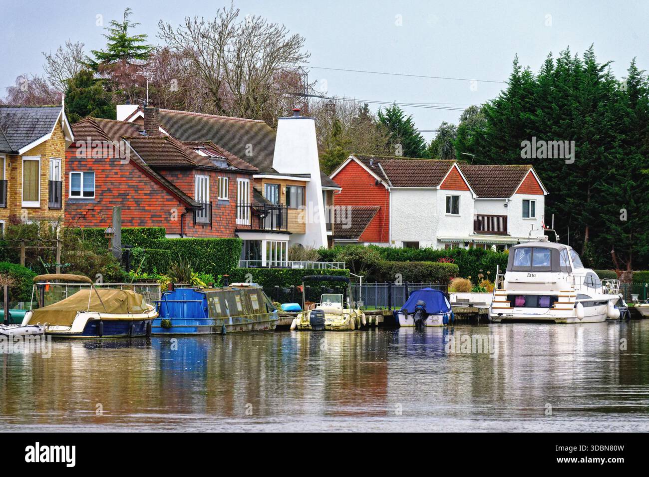 Maisons excusives au bord de la rivière à Hamm court Estate Weybridge sur un jour d'hiver sombre, Surrey Angleterre Royaume-Uni Banque D'Images