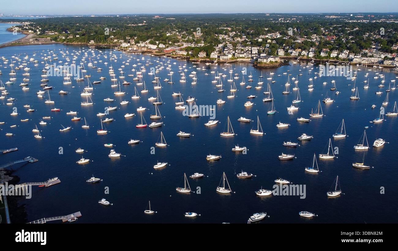 Marblehead Harbor à Marblehead, Massachusetts. Un grand plan d'eau avec de nombreux bateaux flottant dessus. Les bateaux sont de différentes tailles et couleurs. Le s Banque D'Images