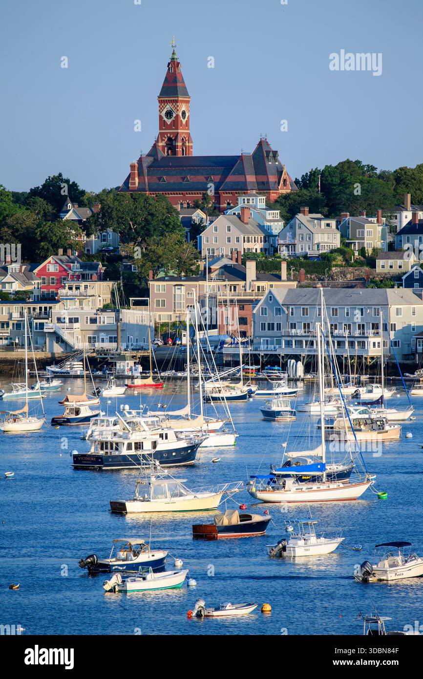 Marblehead Harbor à Marblehead, Massachusetts. Un grand plan d'eau avec de nombreux bateaux flottant dessus. Les bateaux sont de différentes tailles et couleurs. Le s Banque D'Images