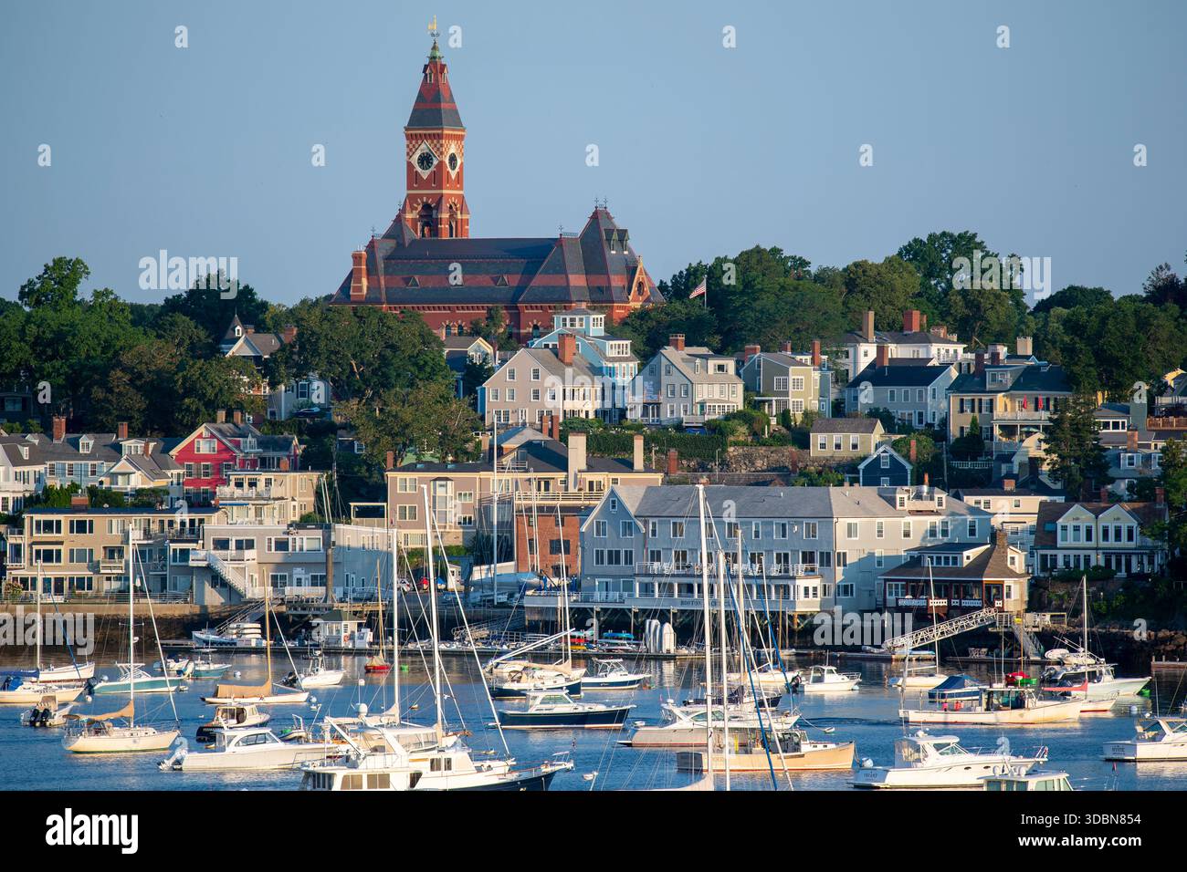 Marblehead Harbor à Marblehead, Massachusetts. Un grand plan d'eau avec de nombreux bateaux flottant dessus. Les bateaux sont de différentes tailles et couleurs. Le s Banque D'Images