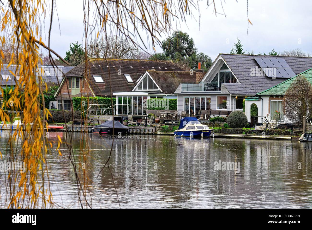 Maisons excusives au bord de la rivière à Hamm court Estate Weybridge sur un jour d'hiver sombre, Surrey Angleterre Royaume-Uni Banque D'Images