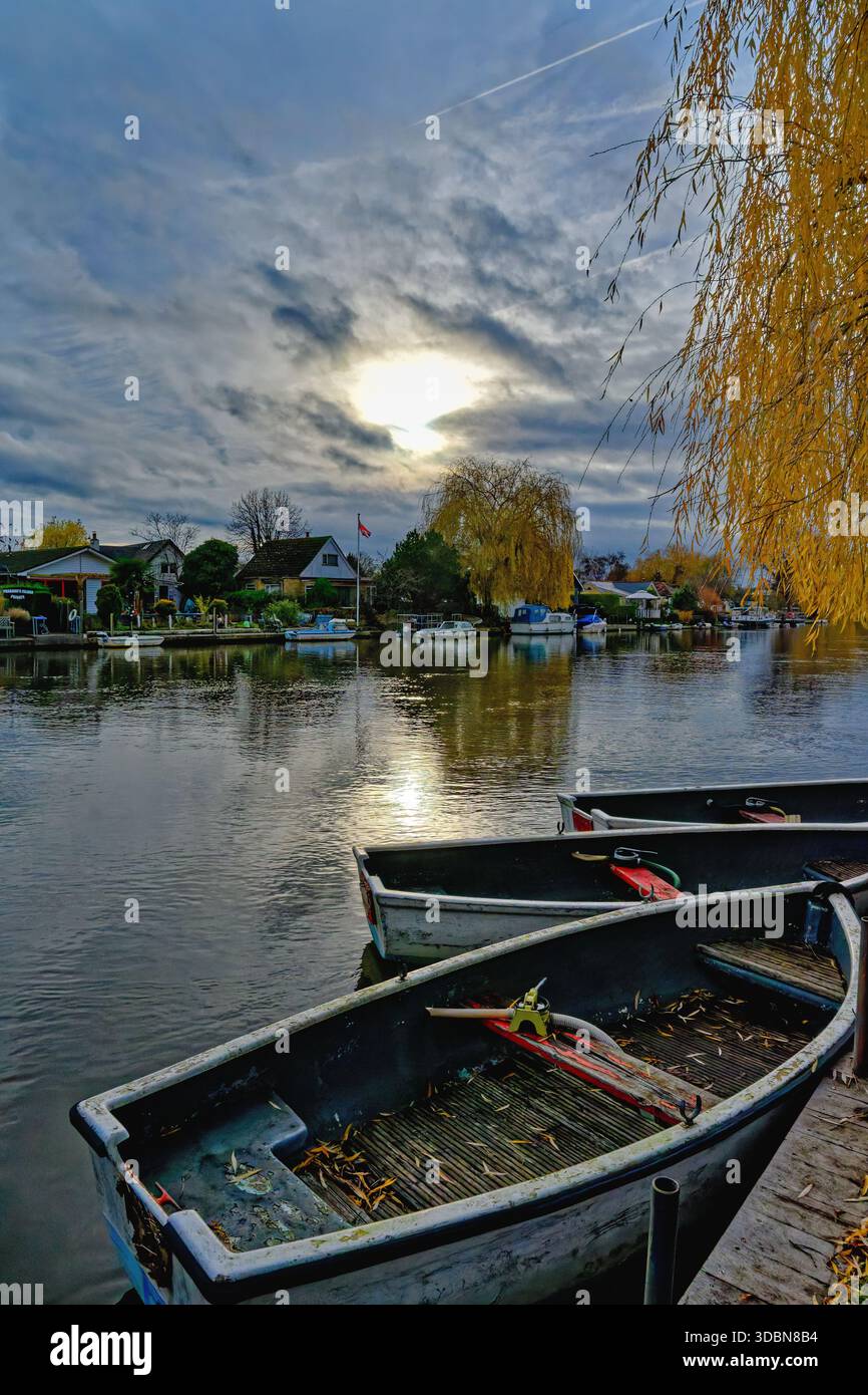 Pharaohs Island au bord de la rivière à Shepperton un jour d'hiver sombre, Surrey Angleterre Royaume-Uni Banque D'Images