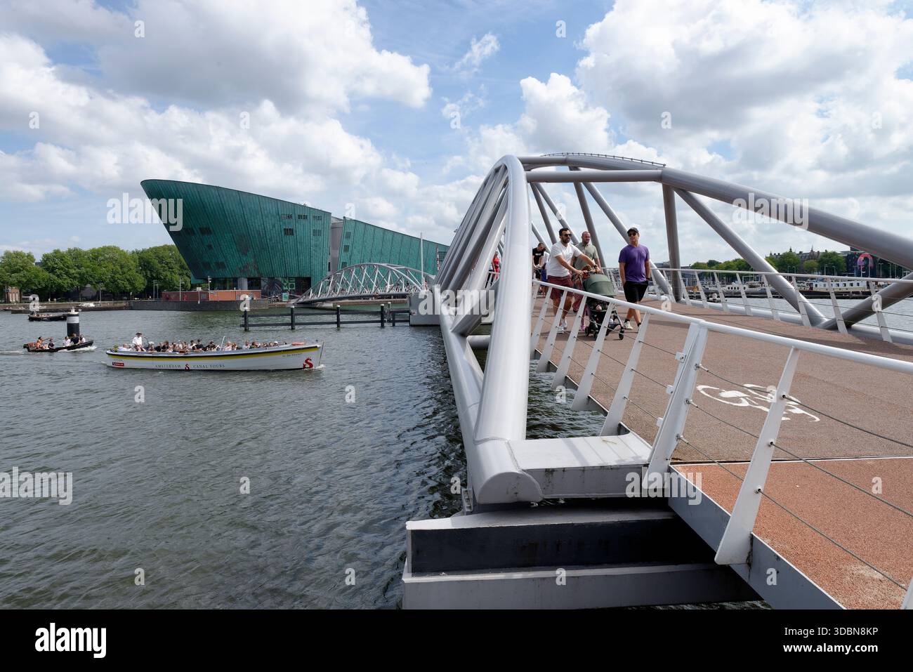 Vue du musée des sciences NEMO, du centre des sciences NEMO à l'Oosterdok, Amsterdam, Benelux, pays-Bas, Benelux, province de Hollande du Nord, Hollande du Nord, Noord-Holland, pays-Bas, Nederland Banque D'Images